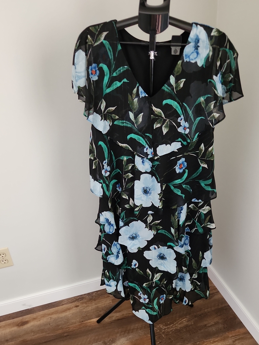 SLNY Floral Tiered V-Neck Dress in Black and Blue Size 18